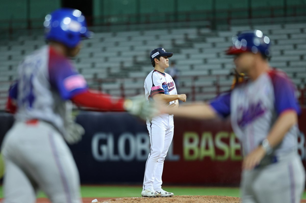 14일(현지시간) 오후 대만 타이베이시 톈무 야구장에서 열린 2024 WBSC 프리미어12 B조 예선 대한민국과 쿠바의 경기, 8회초 쿠바 공격 무사 1루 상황에서 대한민국 김택연이 쿠바 비날레스에게 백투백 홈런을 허용하자 아쉬워하고 있다. 2024.11.14 뉴스1