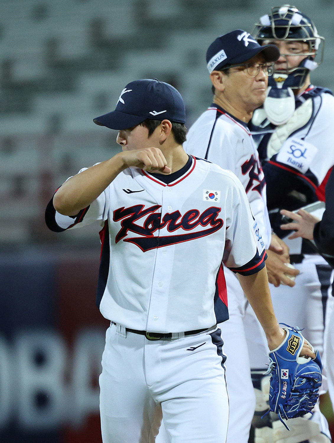 14일(현지시간) 오후 대만 타이베이시 톈무 야구장에서 열린 2024 WBSC 프리미어12 B조 예선 대한민국과 쿠바의 경기, 8회초 쿠바 공격 무사 1루 상황에서 대한민국 김택연이 쿠바 비날레스에게 백투백 홈런을 허용한 뒤 마운드에서 내려오고 있다. 2024.11.14 뉴스1