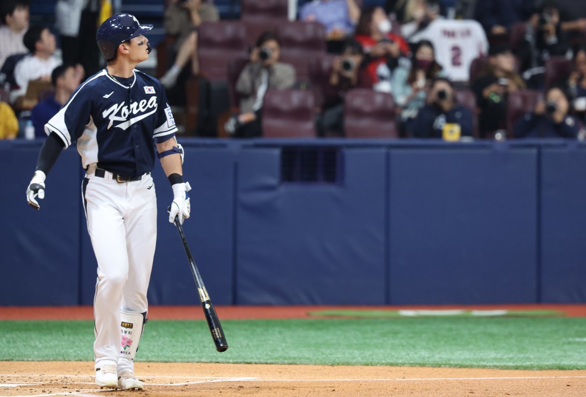 2일 서울 구로구 고척스카이돔에서 열린 2024 WBSC 프리미어12 한국 야구대표팀과 쿠바의 2차 평가전, 2회초 무사 주자없는 상황 한국 윤동희가 솔로홈런을 치고 타구를 바라보고 있다. 2024.11.02. [서울=뉴시스]