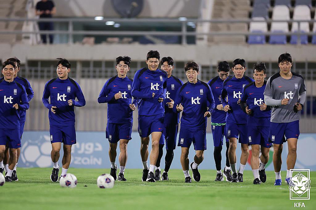 한국 축구대표팀 선수들이 11일 오후(현지시간) 쿠웨이트 압둘라 알 칼리파 스타디움에서 첫 현지 적응 훈련을 갖고 있다. (대한축구협회 제공) 2024.11.12 뉴스1