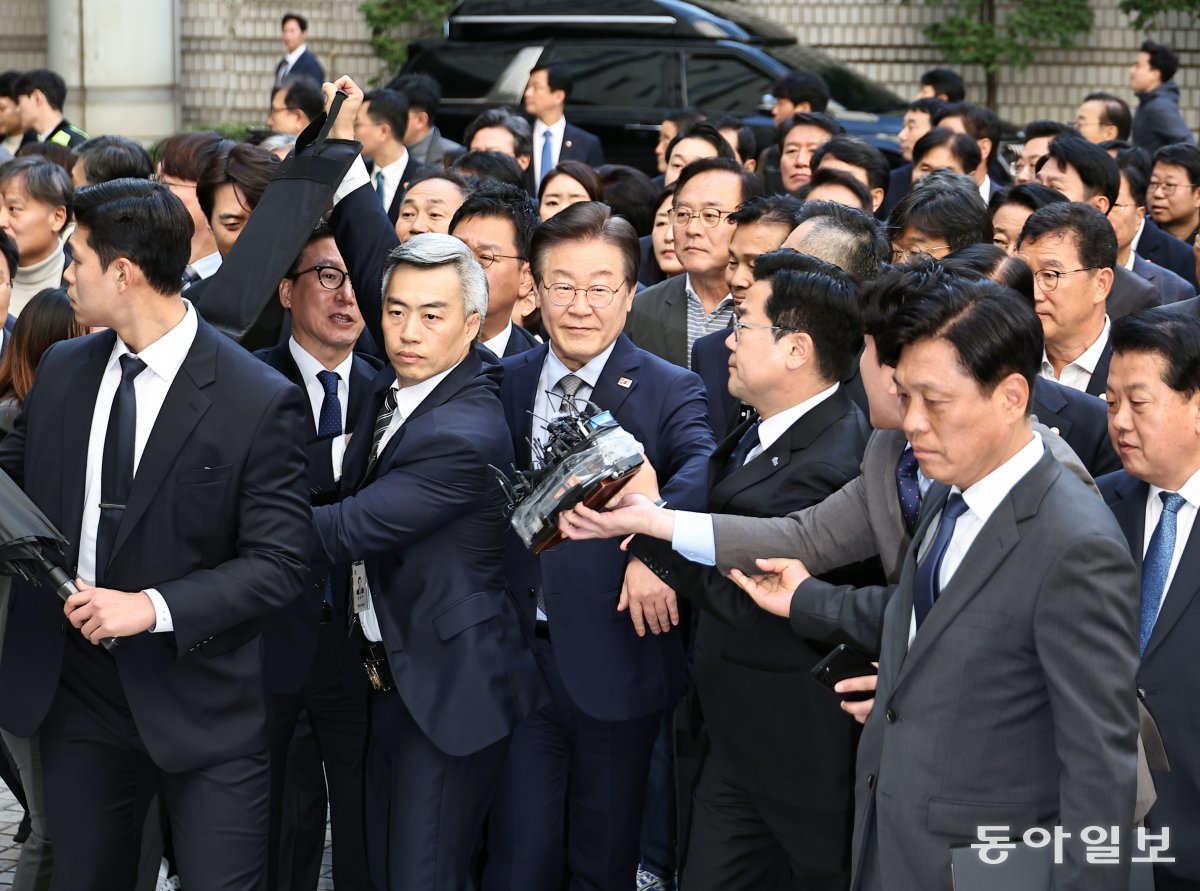 이재명 대표가 동료 의원들과 법원보안관리대 직원들에 둘러싸인 채 법정으로 향하고 있다. 양회성 기자 yohan@donga.com