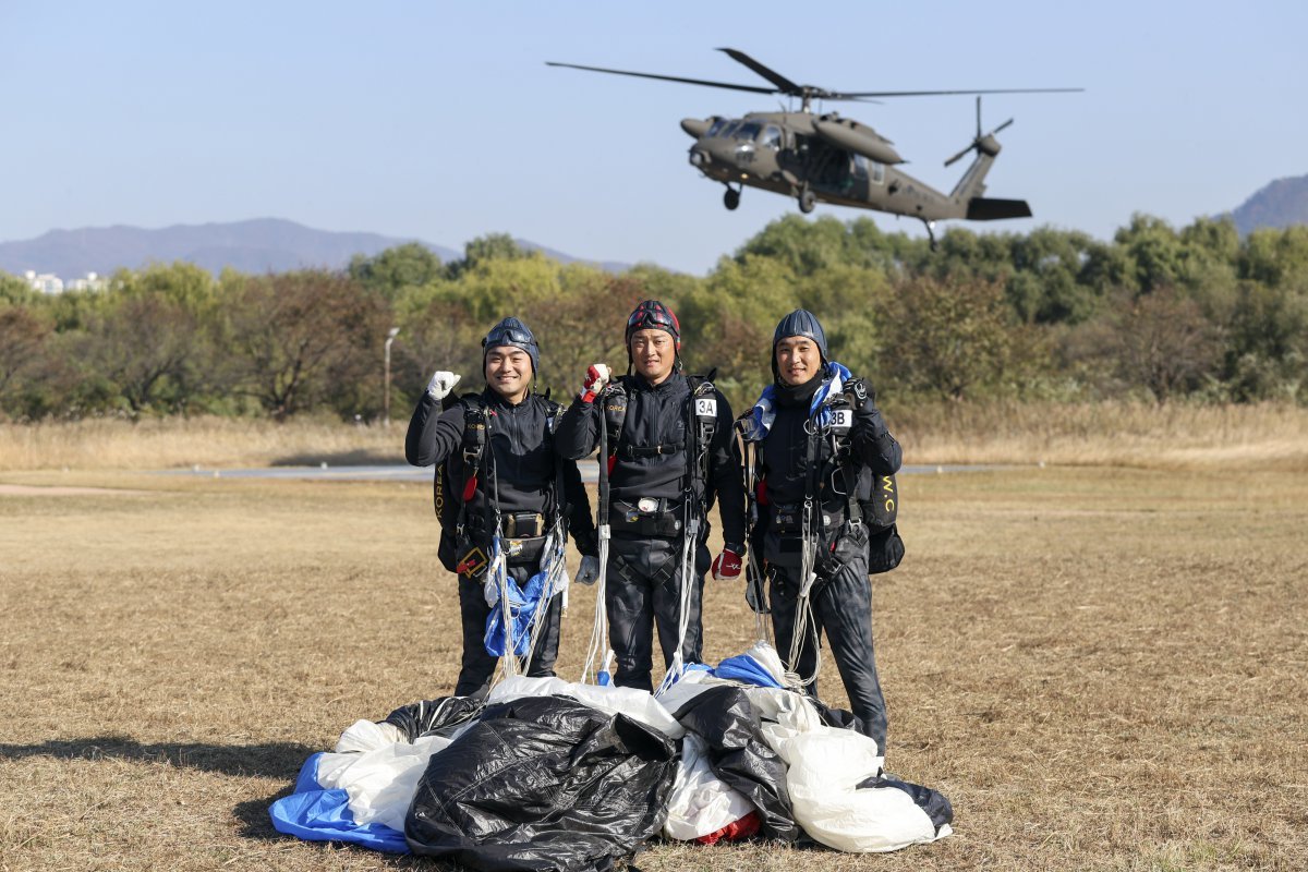 육군특수전사령부는 지난 2일부터 15일까지 경기 하남시 특전사 고공훈련장에서 제46회 특수전사령관배 고공강하 경연대회를 진행했다. 정밀강하 종목에 참가한 특전대원들이 강하 후 기념촬영을 하고 있다. (육군 제공)