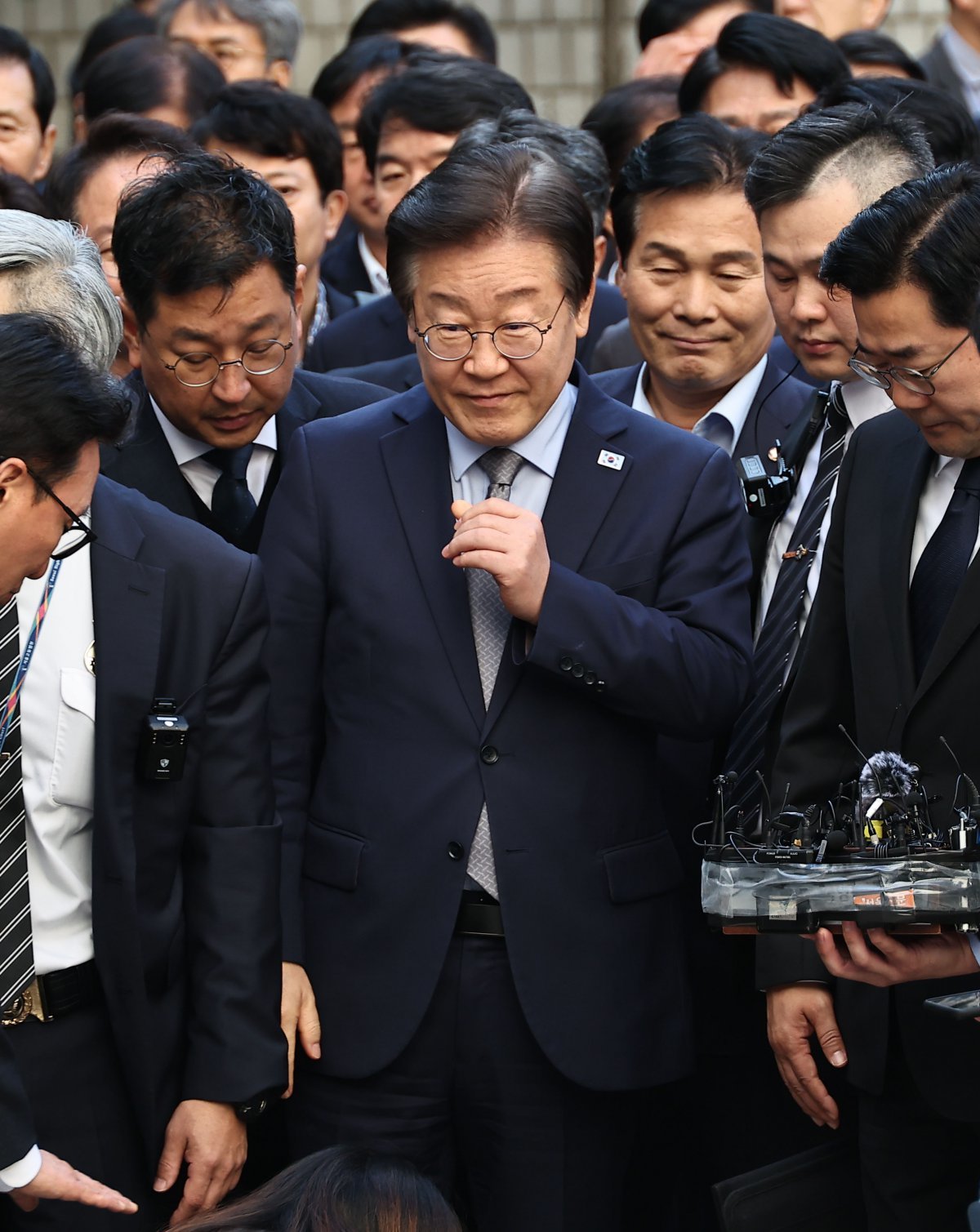 더불어민주당 이재명 대표가 15일 공직선거법 위반 사건 1심 선고를 받기 위해 서울 중앙지법으로 들어서고 있다. 양회성 기자 yohan@donga.com