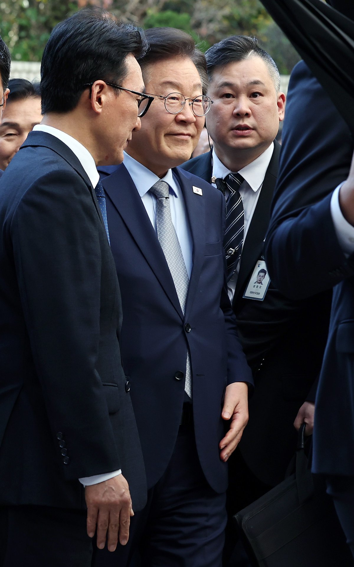 이재명 더불어민주당 대표가 15일 서울 서초구 서울중앙지방법원에서 열린 ‘공직선거법 위반’ 1심 선고 공판에 출석하고 있다.   이 대표는 지난 20대 대선 과정에서 있었던 방송사 인터뷰와 국정감사 등에서 대장동·백현동 개발사업 관련 의혹에 대해 허위 사실을 공표한 혐의로 재판에 넘겨졌으며 이번 선고는 이 대표가 기소된 4개 재판 중 첫 선고이다.   이 대표가 100만원 이상 유죄가 최종 확정될 경우 공직선거법과 국회법에 따라 이 대표는 국회의원직을 잃고, 5년간 선거권·피선거권이 제한돼 2027년 대선에도 출마할 수 없다. 2024.11.15/뉴스1(서울=뉴스1)