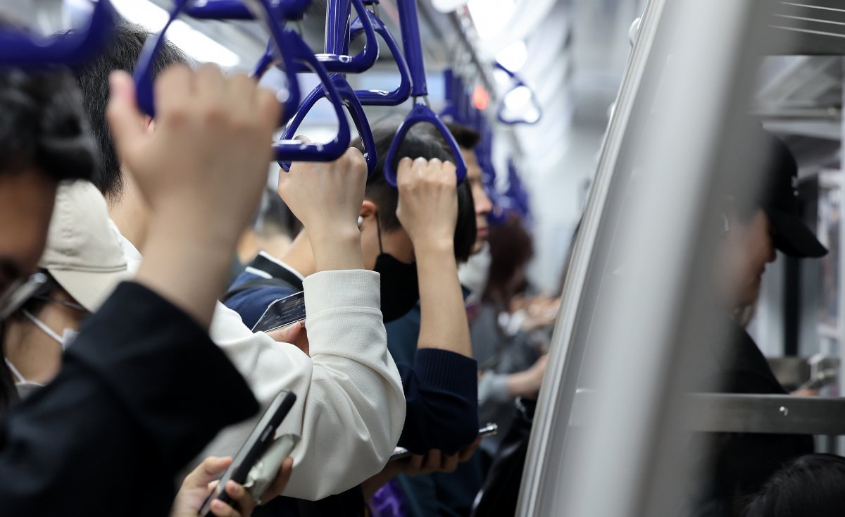 30일 오전 서울 지하철 4호선이 출근하는 시민들로 붐비고 있다. 뉴스1