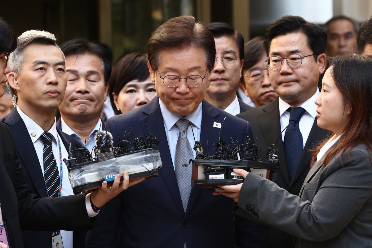 이재명 더불어민주당 대표가 15일 서울 서초구 서울중앙지방법원에서 열린 ‘공직선거법 위반’ 1심 선고 공판에서 징역 1년에 집행유예 2년을 선고 받은 뒤 법정을 나서고 있다. 2024.11.15. 뉴스1