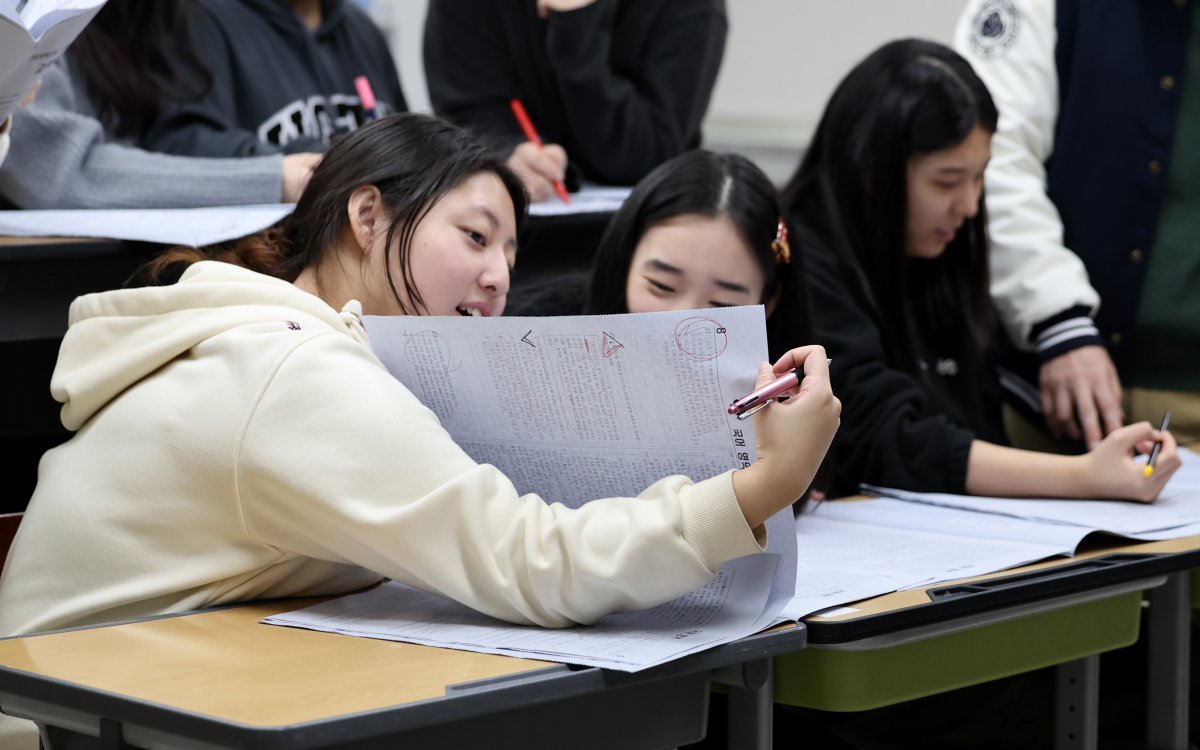 15일 대구 수성구 정화여고 3학년 교실에서 학생들이 전날 풀었던 대학수학능력시험(수능) 문제지를 보며 가채점을 하고 있다. 2025학년도 수능은 지난해와 비교할 때 국어, 수학, 영어 모두 평이하게 출제돼 학생들이 받은 원점수가 다소 올라갈 것으로 전망된다. 대구=뉴시스