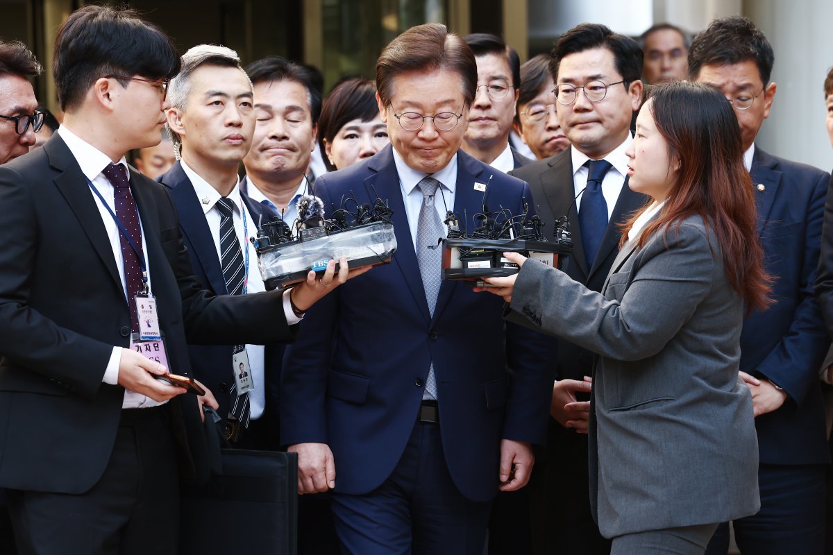 이재명 더불어민주당 대표가 15일 서울 서초구 서울중앙지방법원에서 열린 ‘공직선거법 위반’ 1심 선고 공판에서 징역 1년에 집행유예 2년을 선고 받은 뒤 법정을 나서고 있다. 2024.11.15/뉴스1