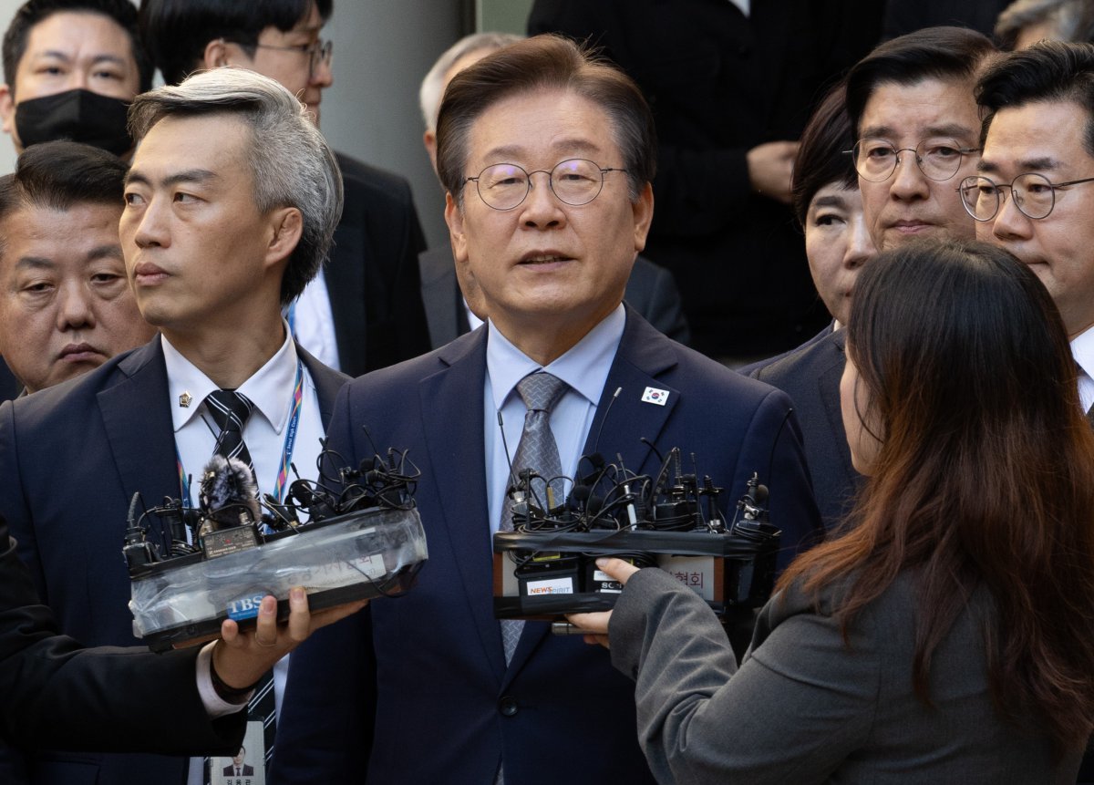 이재명 더불어민주당 대표가 15일 서울 서초구 서울중앙지방법원에서 열린 공직선거법 위반 사건 관련 1심 선고 재판에서 징역 1년에 집행유예 2년을 선고받은 뒤 법원을 나서며 입장을 밝히고 있다. 2024.11.15. 뉴시스