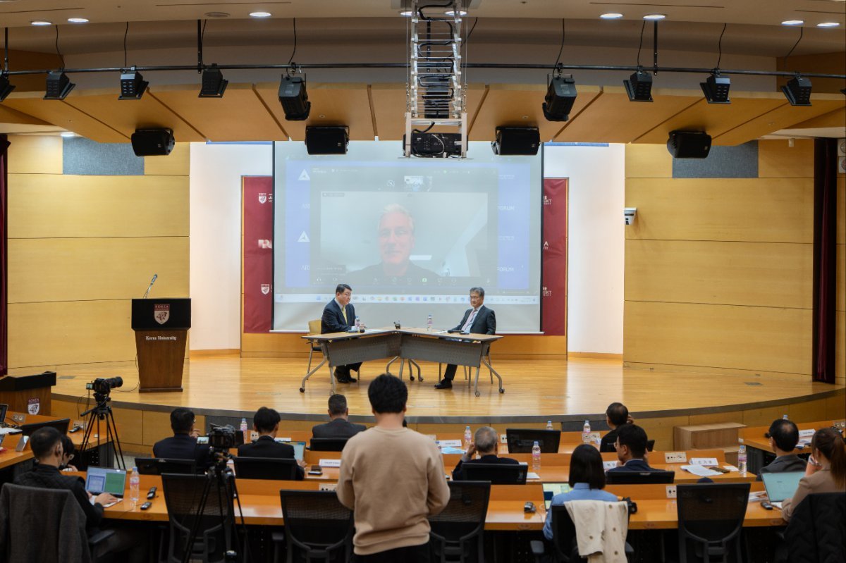 15일 서울 성북구 고려대 백주년기념관에서 열린 ‘2024 트라이포럼·고려대 아세아문제연구원 심포지엄’ 좌담회에서 화상으로 참석한 로버트 오브라이언 대표가 발언하는 모습. 좌담에 참석한 박대성 트라이포럼 대표(왼쪽)와 조셉 윤 전 미 국무부 대북정책특별대표가 무대에 올랐다. 트라이포럼 제공