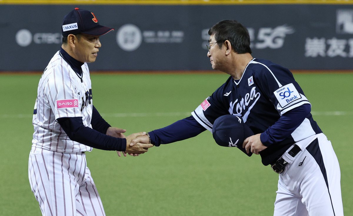 15일(현지시간) 오후 대만 타이베이시 타이베이돔에서 열린 2024 WBSC 프리미어12 B조 예선 대한민국과 일본의 경기에 앞서 대표팀 류중일 감독이 이바타 히로카즈 일본 감독과 악수하고 있다. 2024.11.15/뉴스1 ⓒ News1