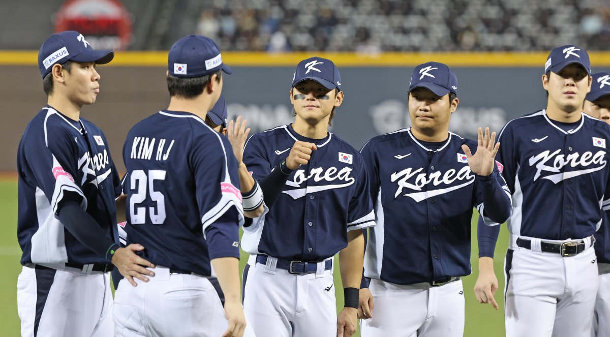 15일(현지시간) 오후 대만 타이베이시 타이베이돔에서 열린 2024 WBSC 프리미어12 B조 예선 대한민국과 일본의 경기에 앞서 대표팀 선수들이 하이파이브 하고 있다. 2024.11.15/뉴스1 ⓒ News1