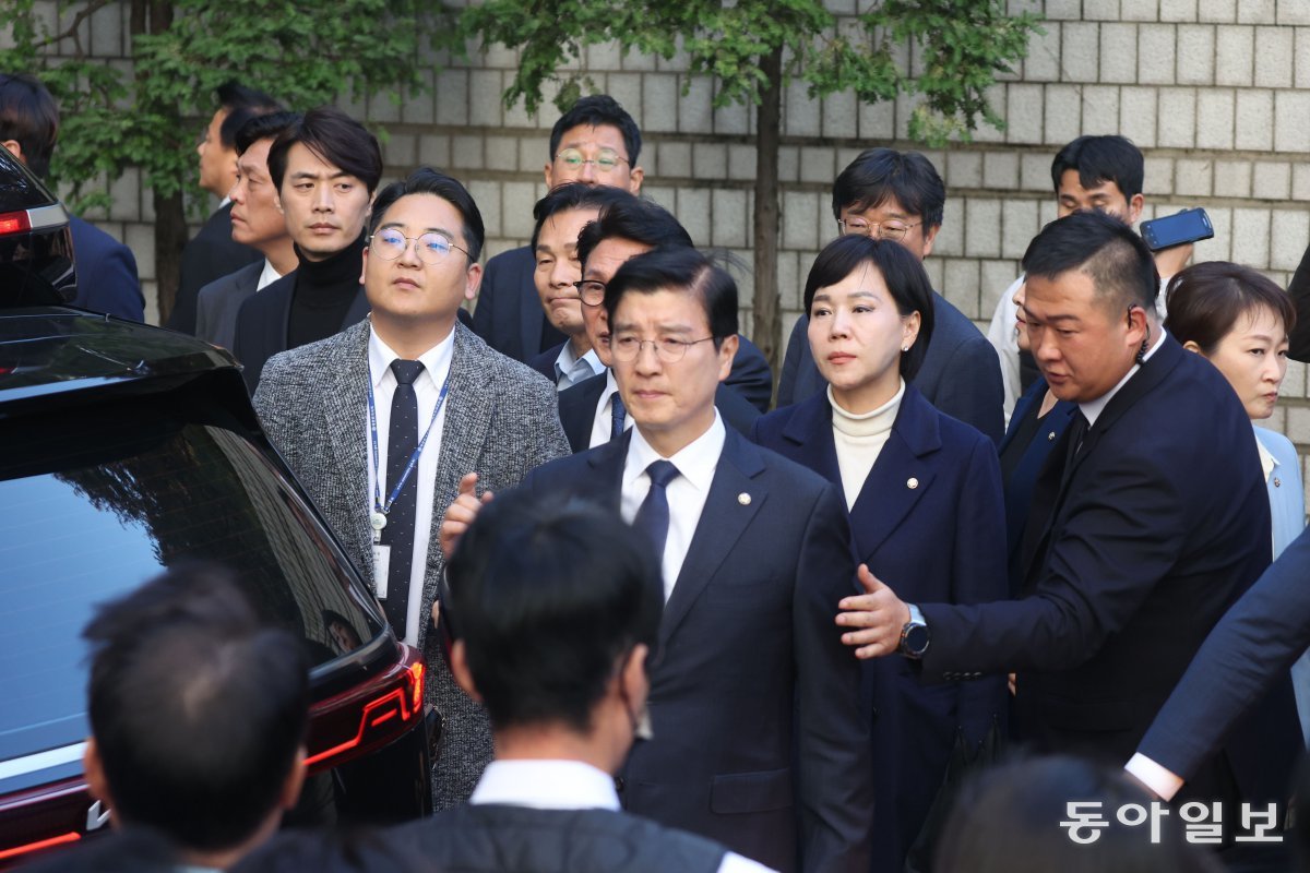 더불어민주당 의원들이 이 대표의 차량 앞에서 입장 발표를 마친 이 대표의 탑승을 기다리고 있다. 박형기 기자 oneshot@donga.com