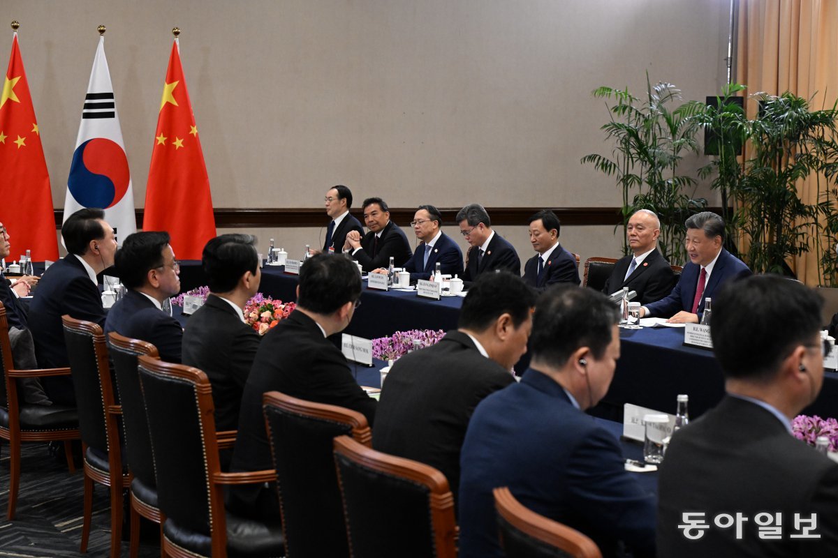 아시아태평양경제협력체(APEC) 정상회의에 참석한 시진핑 중국 국가 주석이 15일(현지시간) 페루 리마의 한 호텔에서 윤석열 대통령과 한중 정상회담을 하며 발언하고 있다. 리마=송은석 기자 silverstone@donga.com