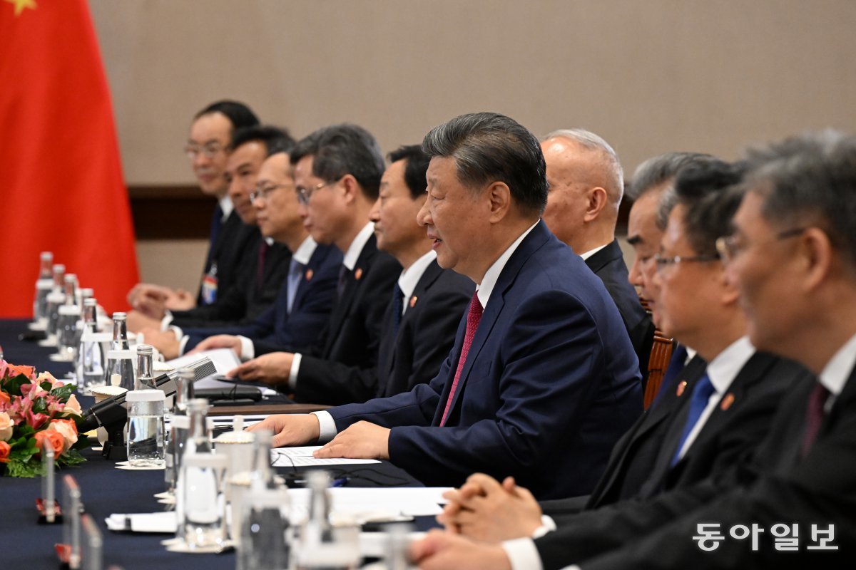 아시아태평양경제협력체(APEC) 정상회의에 참석한 시진핑 중국 국가 주석이 15일(현지시간) 페루 리마의 한 호텔에서 윤석열 대통령과 한중 정상회담을 하며 발언하고 있다. 리마=송은석 기자 silverstone@donga.com