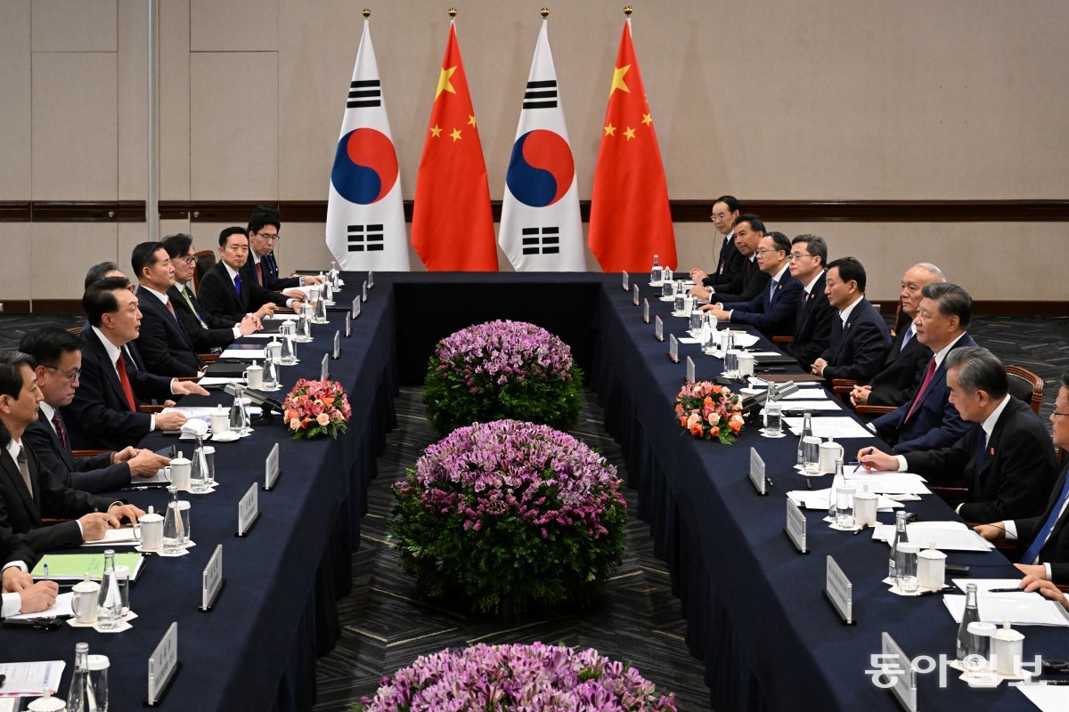 아시아태평양경제협력체(APEC) 정상회의 참석차 페루를 방문한 윤석열 대통령이 15일(현지시간) 리마 델피네스 호텔에서 시진핑 중국 국가주석과 정상회담하고 있다. 대통령실사진기자단. 리마=송은석 기자 silverstone@donga.com