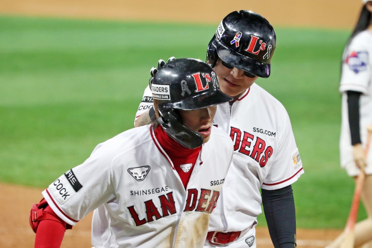 2일 오후 인천시 미추홀구 SSG 랜더스필드에서 열린 프로야구 ‘2022 신한은행 SOL KBO 포스트시즌’ 한국시리즈 2차전 키움 히어로즈와 SSG 랜더스의 경기 5회말 SSG 공격 1사 주자 1루 상황 최지훈이 투런 홈런을 치고 홈인하고 있다. 2022.11.2/뉴스1