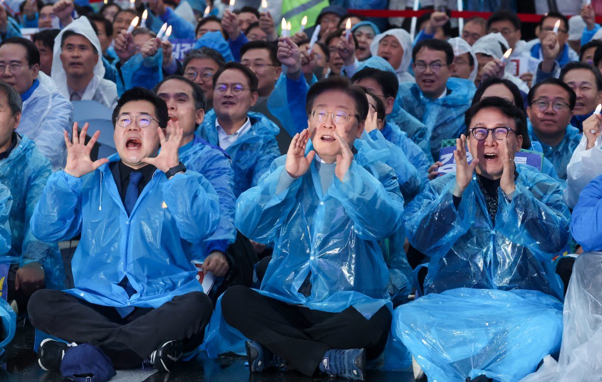 이재명 더불어민주당 대표와 박찬대 원내대표를 비롯한 참석자들이 16일 서울 광화문광장 앞 도로에서 열린 ‘김건희·윤석열 국정농단 규탄·특검 촉구 제3차 국민행동의 날 및 시민사회 연대 집회’에서 구호를 외치고 있다. 뉴스1