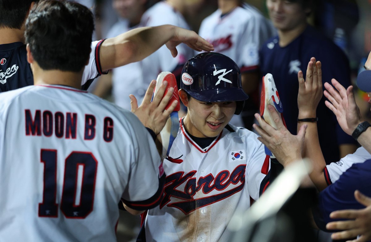 16일(현지시간) 대만 타이베이시 톈무 야구장에서 열린 2024 WBSC 프리미어12 B조 예선 대한민국과 도미니카공화국의 경기 8회말 대한민국 공격 1사 1, 3루 상황에서 3루주자 김휘집이 송성문의 안타로 득점한 뒤 동료들과 기뻐하고 있다. 타이베이=뉴스1