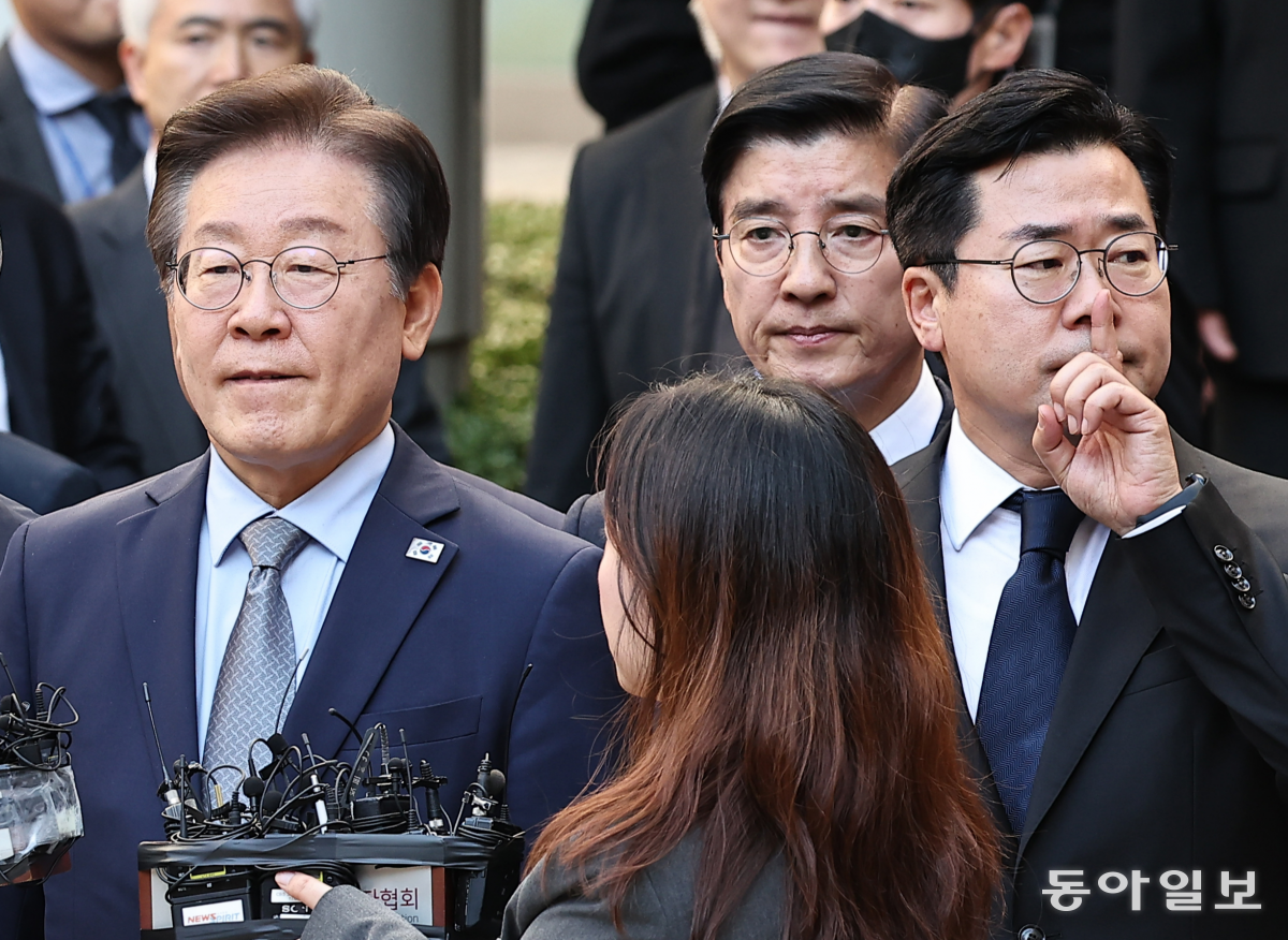 더불어민주당 이재명 대표가 15일 공직선거법 위반 사건 1심에서 징역 1년 집행유예 2년형을 받은 뒤 법정을 나오고 있다. 오른쪽은 시위대를 향해 조용히 해달라는 손짓을 취하는 박찬대 원내대표. 양회성 기자 yohan@donga.com