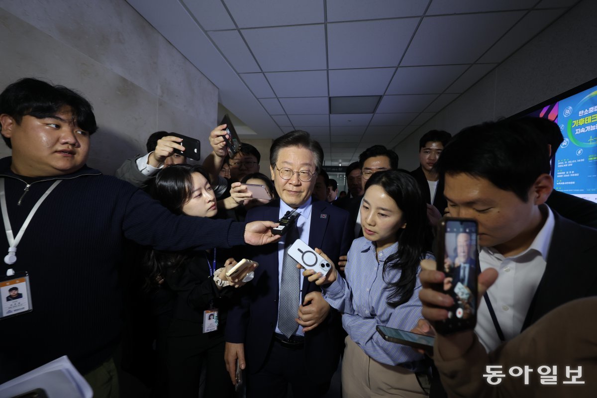 이재명 대표는 15일 판결 직후 국회 의원회관 내 자신의 의원실에서 지도부와 긴급 비공개 최고위원회의를 열었다. 이날 오후 7시 경 회의를 마친 뒤 이 대표가 나오는 모습. 장승윤 기자 tomato99@donga.com