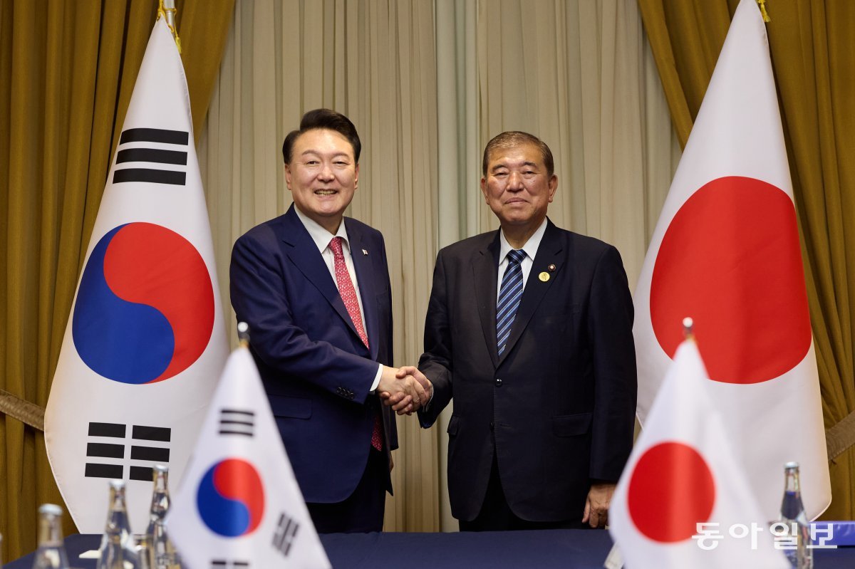 윤석열 대통령이 16일(현지시각) 페루 리마 한 호텔에서 이시바 시게루 일본 총리와 아시아태평양경제협력체(APEC) 정상회의 계기 한-일 정상회담에 앞서 악수하며 기념촬영을 하고 있다. 송은석 기자 silverstone@donga.com