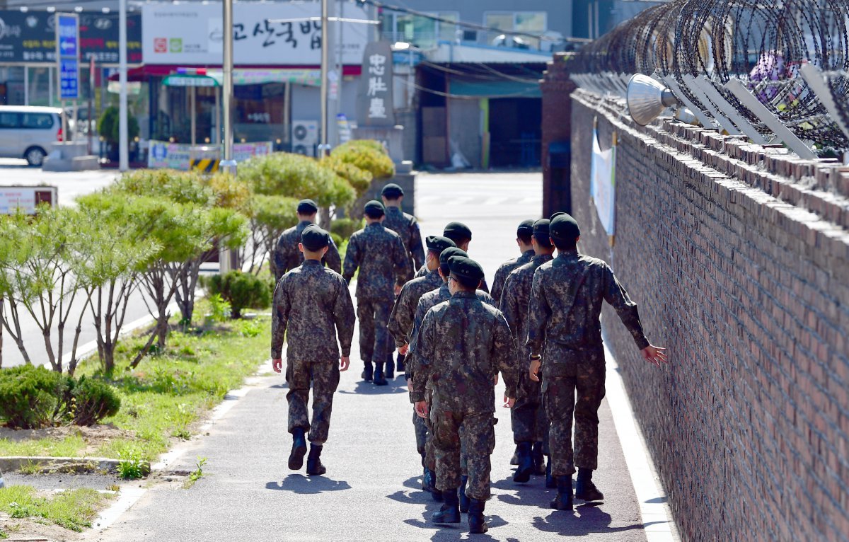 신종 코로나 바이러스 감염증(코로나19) 사회적 거리두기가 완화된 24일 오후 광주 북구 제31보병사단에서 장병들이 지난 2월3일부터 시행된 외출·휴가통제 81일만에 외출을 하고 있다. 장병들은 이날 오후 3시부터 8시까지 5시간동안 분대 단위로 지역내 식당과 카페 등을 자유롭게 이용할 수 있다. 2020.04.24.  [광주=뉴시스]