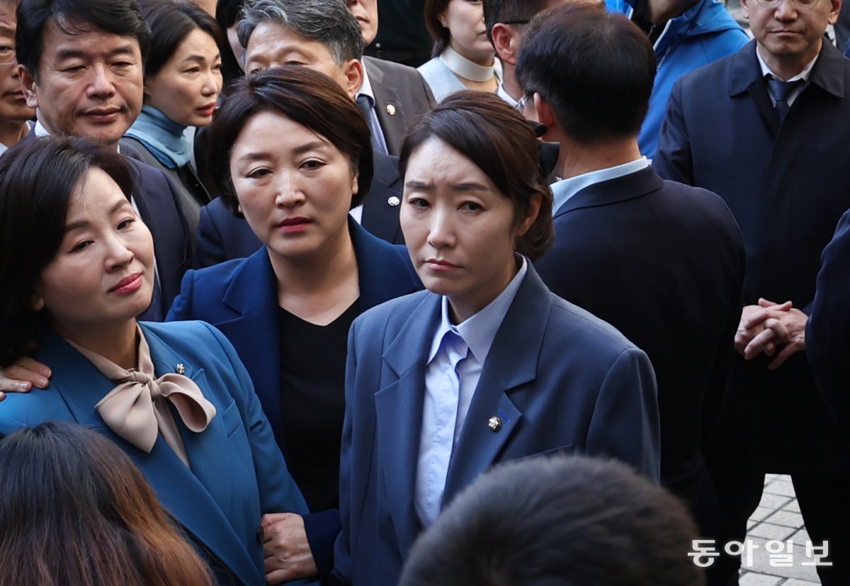 15일 서울중앙지방법원 앞에서 더불어민주당 이재명 대표의 1심 유죄 선고 소식을 들은 민주당 이수진 전진숙 강선우 의원(앞 줄 왼쪽부터) 등이 심각한 표정으로 서 있다. 강 의원은 눈물을 보이기도 했다. 박형기 기자 oneshot@donga.com