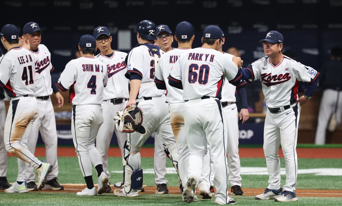 1일 서울 구로구 고척스카이돔에서 열린 2024 WBSC 프리미어12 한국 야구대표팀과 쿠바의 1차 평가전, 2-0으로 승리한 한국 류중일 감독이 선수들과 자축하고 있다. 2024.11.01.  [서울=뉴시스]