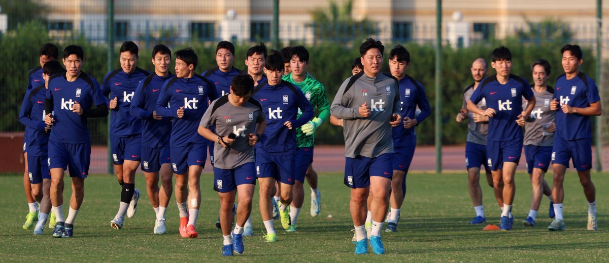 축구 대표팀 선수들이 16일 오후(현지시각) 쿠웨이트 자베르 알아흐마드 국제경기장 인근 보조구장에서 진행된 훈련에서 달리기를 하고 있다. 2024.11.16 [쿠웨이트시티(쿠웨이트)=뉴시스]