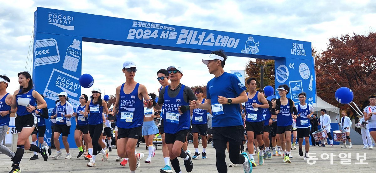 포카리스웨트와 함께하는 2024 서울 러너스 데이가 열린 16일 서울 영등포구 여의도 한강 공원에서 시각장애인 참가자들과 가이드 러너가 출발하고 있다. 동아오츠카 제공