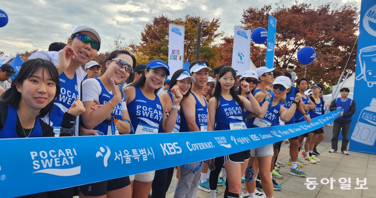 포카리스웨트와 함께하는 2024 서울 러너스 데이가 열린  16일 서울 영등포구 여의도 한강 공원에서 참가자들이 기념 촬영을 하고 있다. 동아오츠카 제공