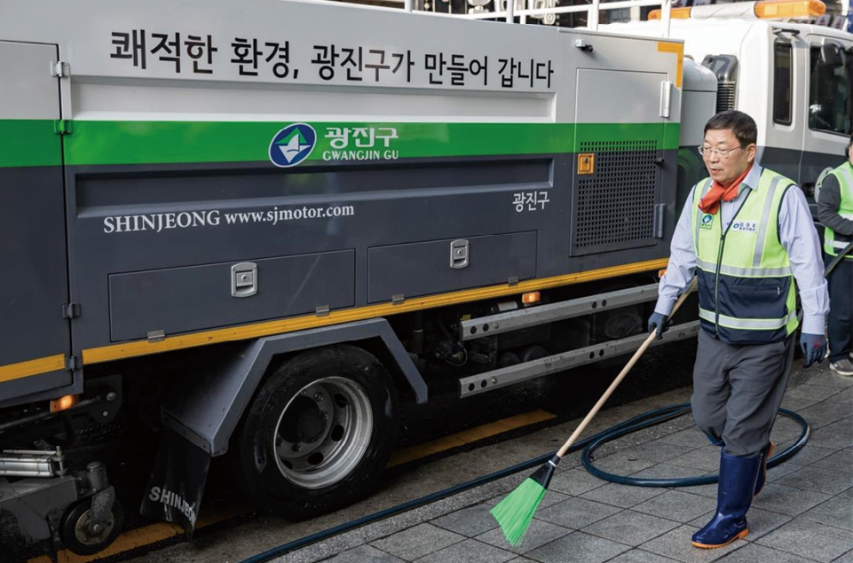 낙엽쓰레기 수거에 나선 김경호 광진구청장. 광진구 제공