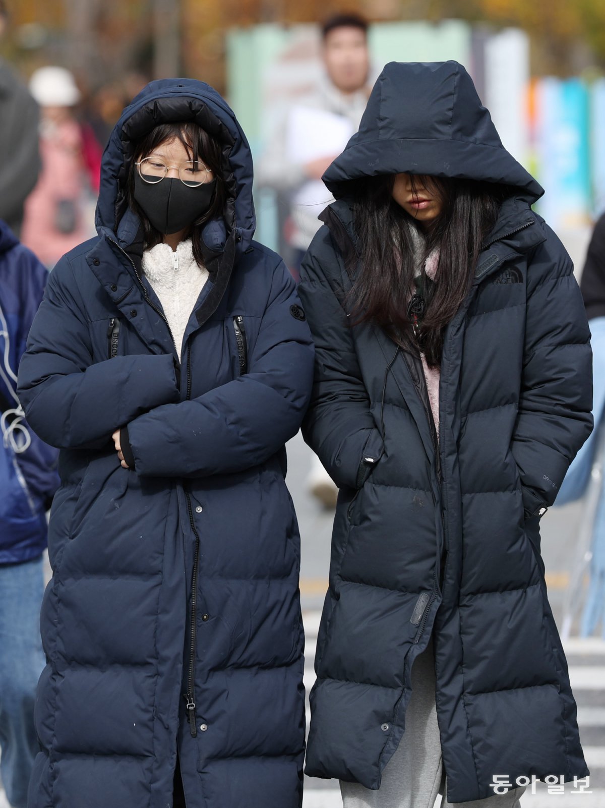 “너무 추워”… 11월의 롱패딩 17일 서울 종로구 광화문광장에서 두꺼운 롱패딩을 입은 시민들이 걸어가고 있다. 이날 오전부터 기온이 큰 폭으로 떨어지며 서울의 아침 최저기온은 7도를 기록했다. 기상청은 18일 수도권의 아침 최저기온이 영하 5도까지 떨어질 것이라고 예보했다. 박형기 기자 oneshot@donga.com