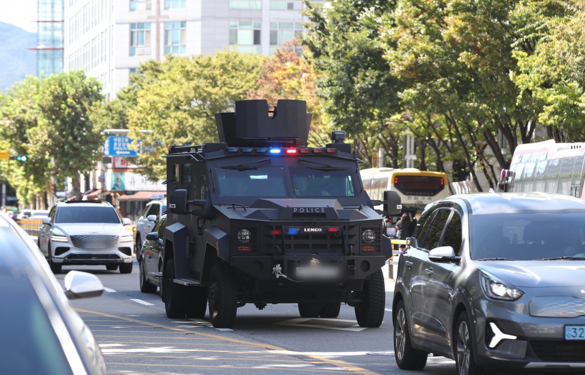 한 온라인 커뮤니티에 올라온 ‘야탑역 흉기난동’을 예고한 날인 지난 9월23일 오후 경기 성남시 분당구 야탑역 인근에서 경찰특공대 차량이 현장 순찰을 하고 있다. 2024.9.23. 뉴스1