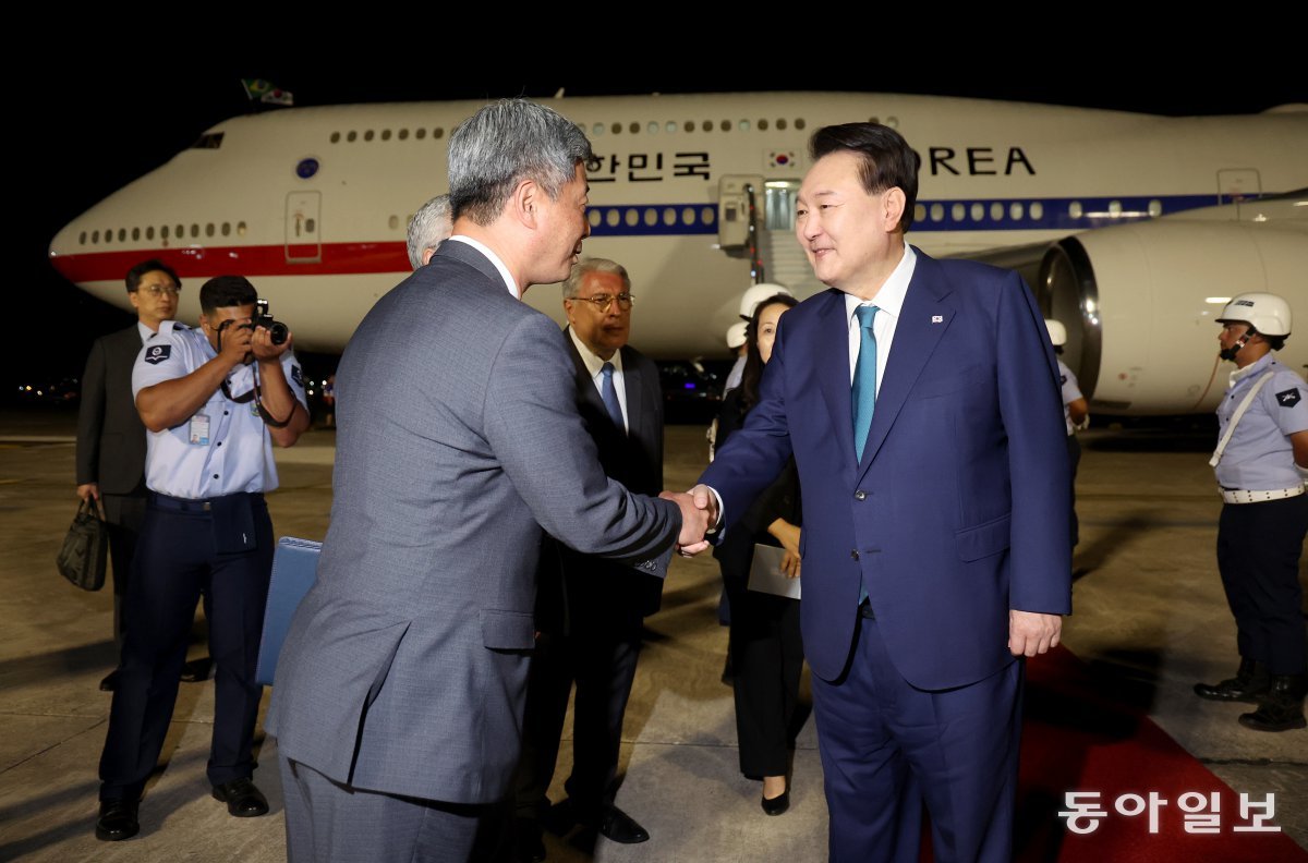 윤석열 대통령이 17일(현지시각) 주요 20개국(G20) 정상회의 참석차 브라질 리우데자네이루 갈레아오 공군기지에 도착해 최영한 주브라질대사와 악수하고 있다. 송은석 기자 silverstone@donga.com