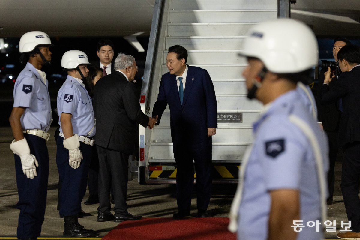 주요 20개국(G20) 정상회의에 참석하는 윤석열 대통령이 17일(현지시간) 브라질 리우데자네이루 갈레앙 공군기지에 도착해 브라질 측 영접인사와 악수하고 있다. 2024.11.18 . 리우데자네이루(브라질)=송은석 기자 silverstone@donga.com