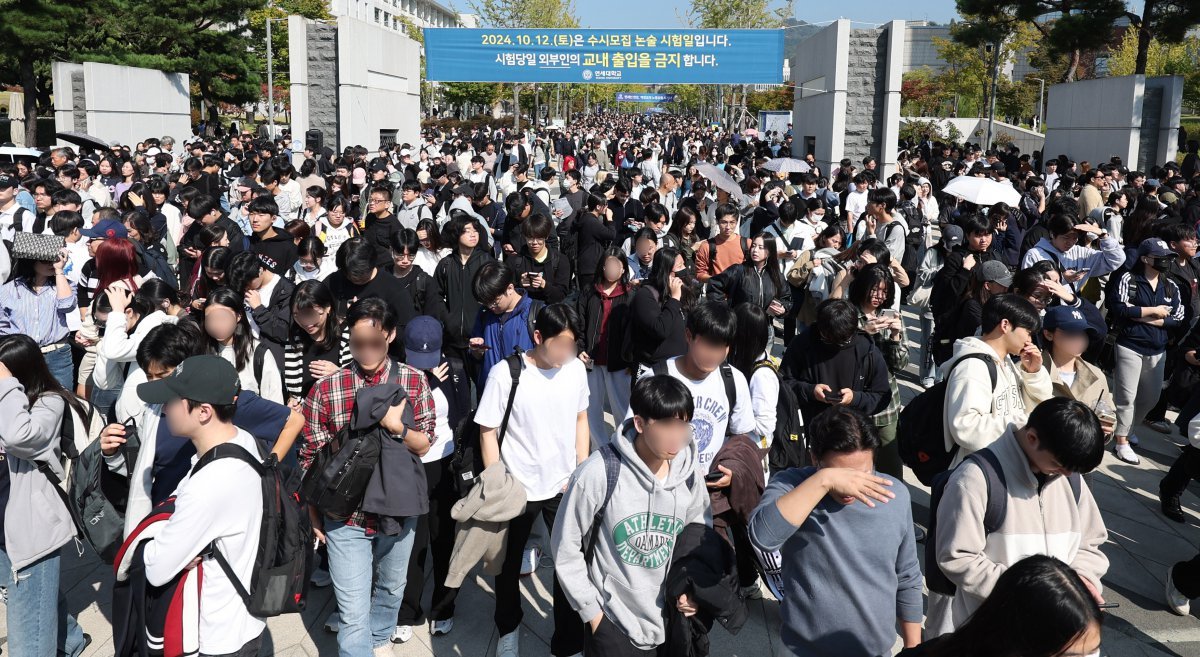 12일 오전 서울 서대문구 연세대학교에서 수험생들이 수시모집 논술 시험을 마친 후 시험장을 나서고 있다. 2024.10.12. [서울=뉴시스]