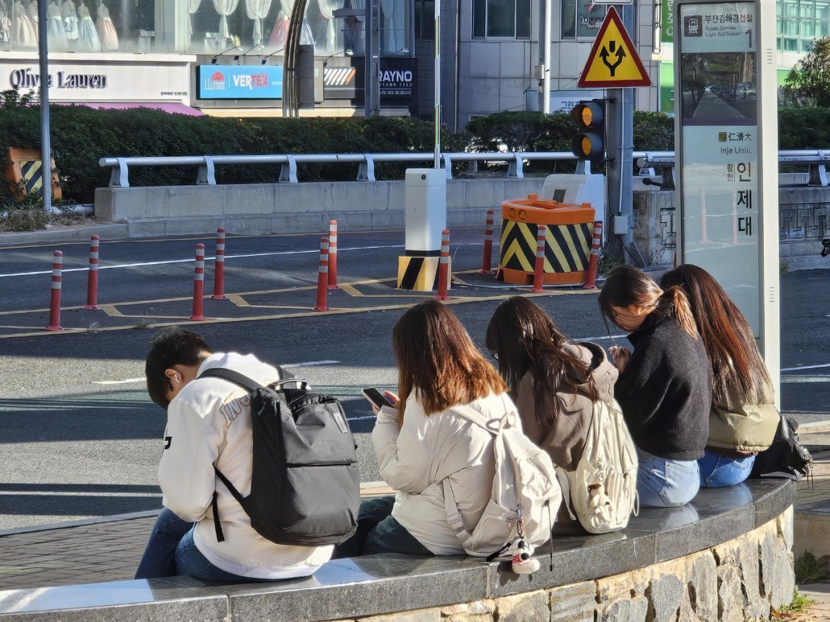 18일 오전 경남 김해시 어방동 부산김해경전철 인제대역 앞 인제대 셔틀버스 승강장에서 학생들이 버스를 기다리고 있다. 2024.11.18 뉴스1