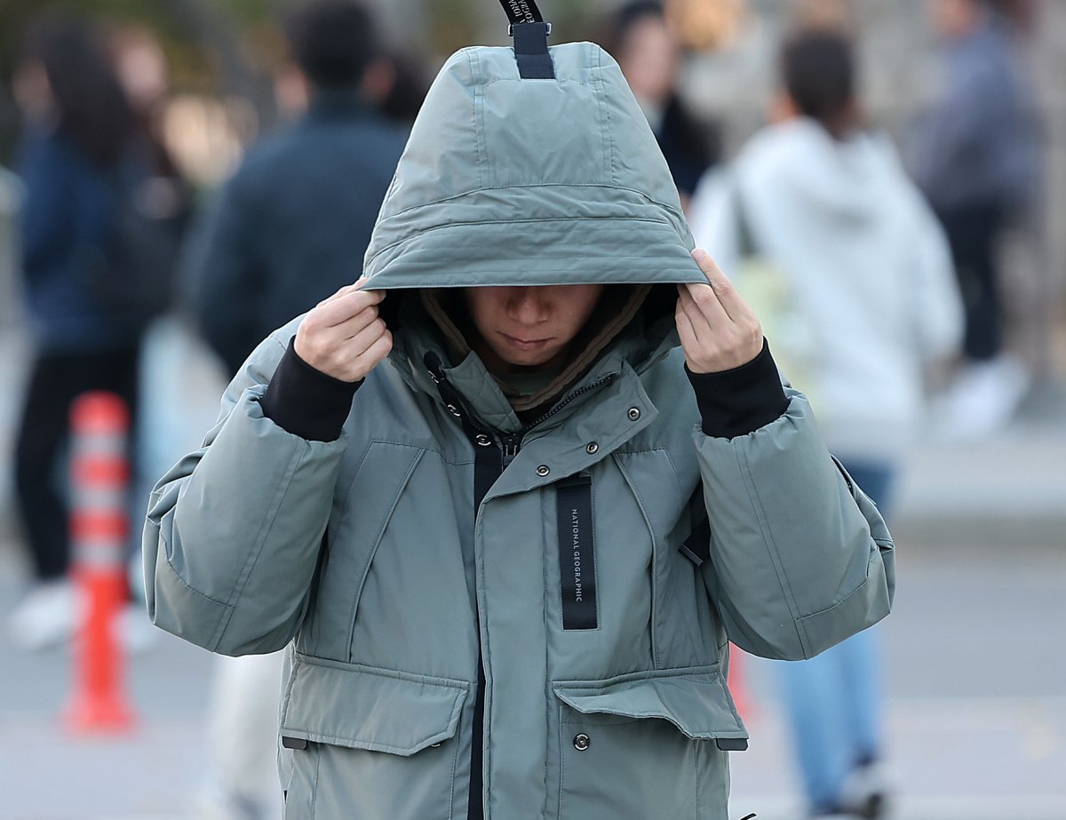 서울 지역 아침 최저 기온이 올가을 들어 처음으로 영하권까지 떨어지며 추운 날씨를 보인 18일 오전 서울 세종대로 광화문사거리에서 두꺼운 옷차림을 한 시민이 발걸음을 옮기고 있다. 2024.11.18. 뉴스1