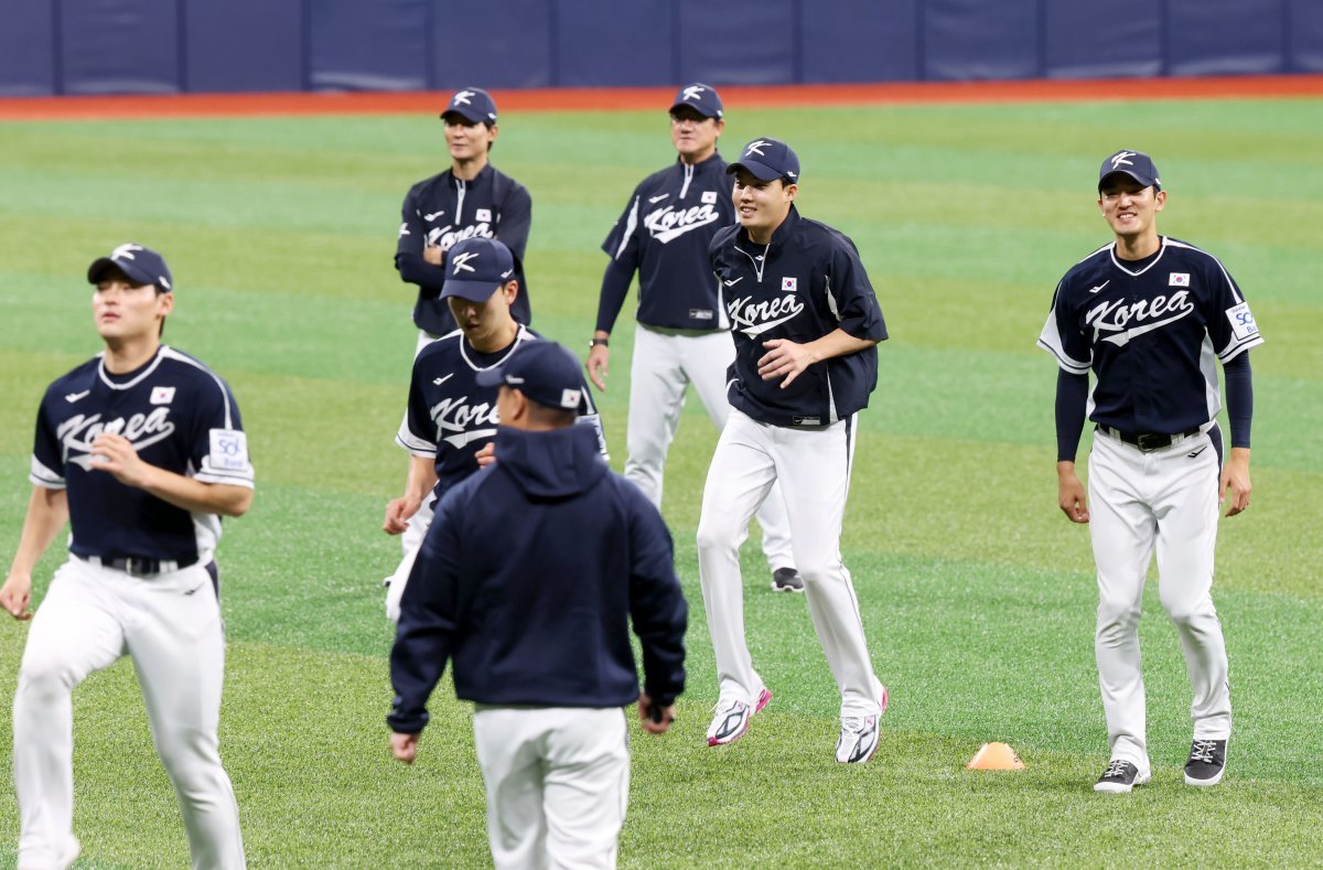 임찬규, 고영표 등 선수들이 30일 서울 구로구 고척스카이돔에서 2024 WBSC 프리미어12 대표팀 훈련에 앞서 몸을 풀고 있다. 2024.10.30 [서울=뉴시스]