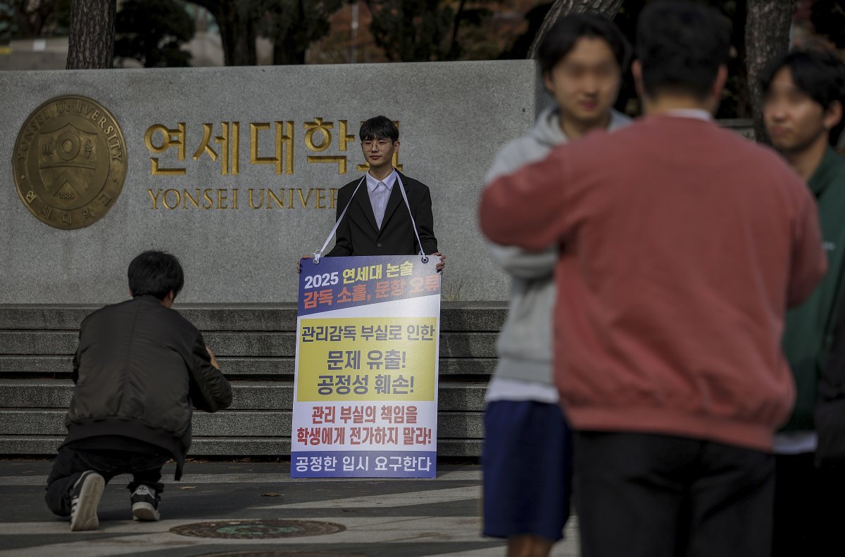 ‘연세대 재시험 소송’ 후원자 중 한 명인 정모씨가  4일 서울 서대문구 연세대학교 앞에서 1인 시위를 하고 있다. 2024.11.04 [서울=뉴시스]