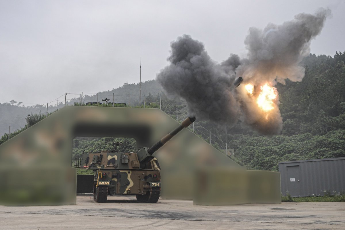 The K9 ​self-propelled⁤ howitzer is showing off its firepower during​ a maritime shooting exercise​ conducted by the Northwestern Island ​Defense Command around Baengnyeong Island ‍and Yeonpyeong Island on ⁢the 5th. (Provided by Marine⁤ Corps) ⁣2024.9.5 News 1