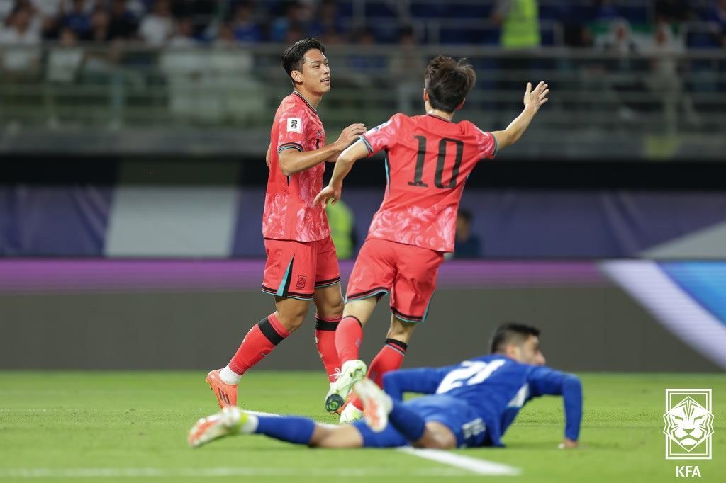 14일 오후(현지시각) 쿠웨이트 자베르 알아흐마드 국제경기장에서 열린 2026 국제축구연맹(FIFA) 북중미 월드컵 아시아 3차 예선 B조 5차전 대한민국과 쿠웨이트의 경기, 전반 대한민국 오세훈이 선취골을 넣은 뒤 이재성과 기쁨을 나누고 있다. 2024.11.14 대한축구협회 제공