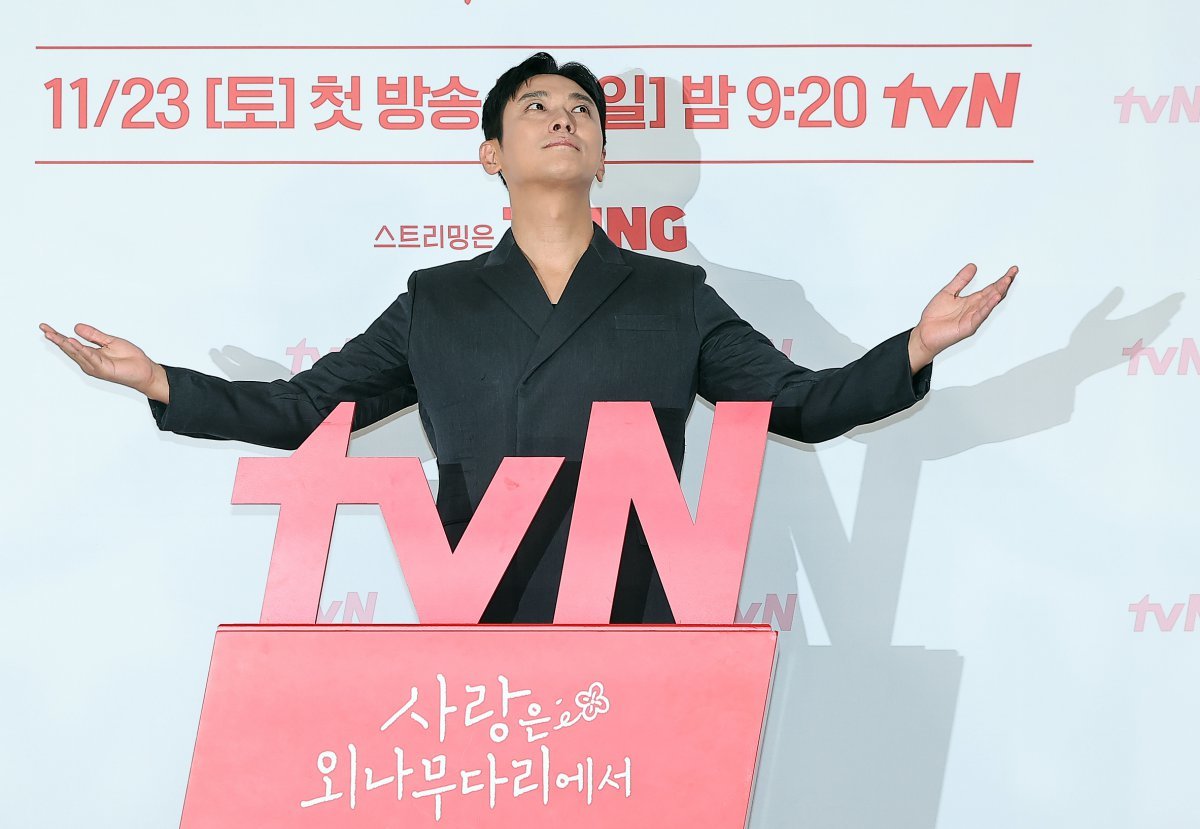 배우 주지훈이 18일 오후 서울 구로구 라마다신도림호텔에서 열린 tvN 새 토일드라마 ‘사랑은 외나무다리에서’ 제작발표회에 참석해 포즈를 취하고 있다. ‘사랑은 외나무다리에서’는 원수의 집안에서 같은 날 같은 이름으로 태어난 남자 석지원과 여자 윤지원이 열여덟의 여름 아픈 이별 후, 18년 만에 재회한 철천지원수들의 전쟁 같은 로맨스를 그린 드라마로 오는 23일 밤 9시 20분에 첫 방송된다. 2024.11.18. 뉴스1