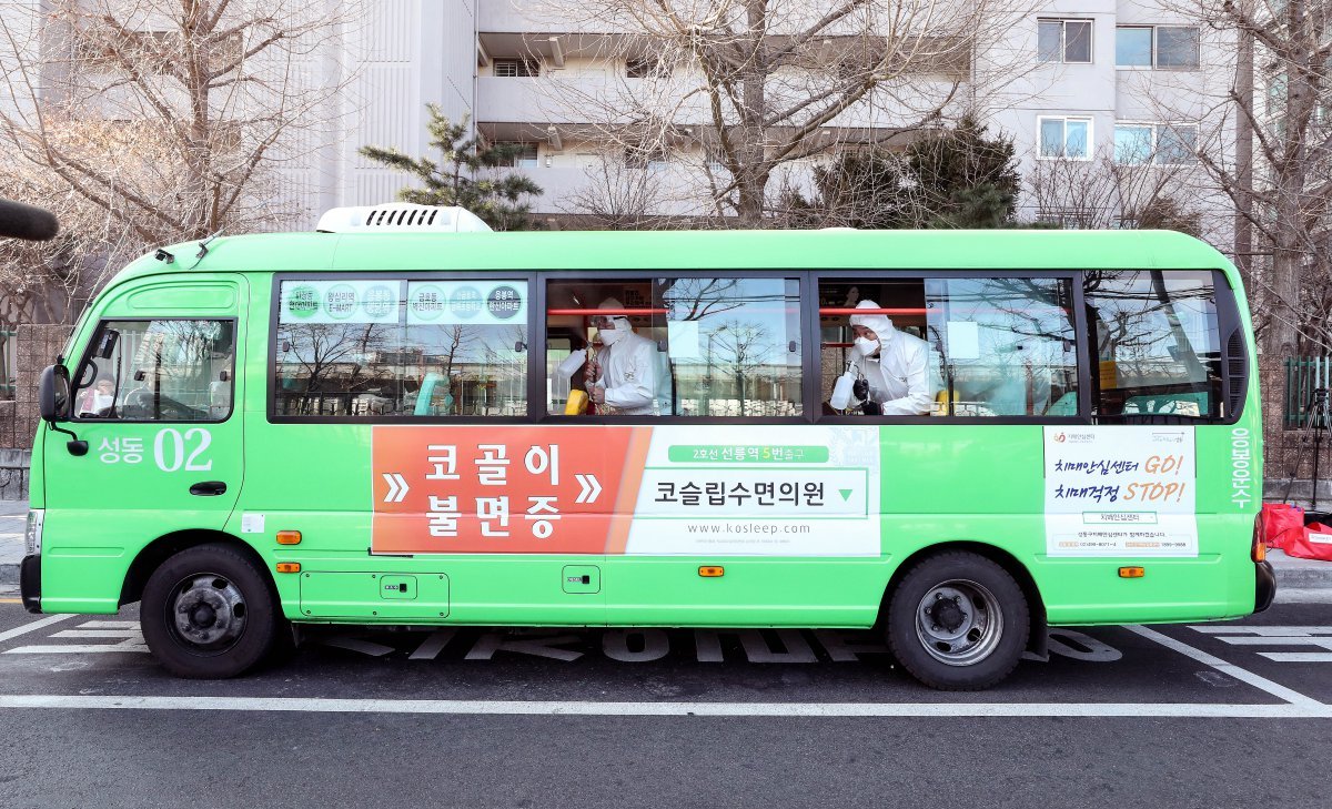 서울 성동구 마을버스 정류장에서 방역 관계자들이 버스 내부를 방역하고 있다. 2020.1.30/뉴스1