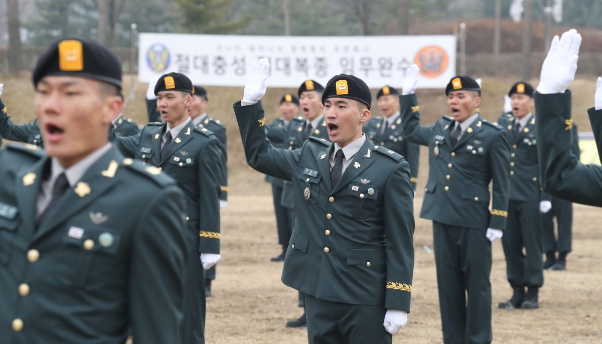 29일 오전 경기 광주시 육군 특수전학교에서 열린 ‘특전부사관 55기 1차 임관식’에서 신임 특전부사관들이 임관 선서를 하고 있다. 2024.2.29 뉴스1