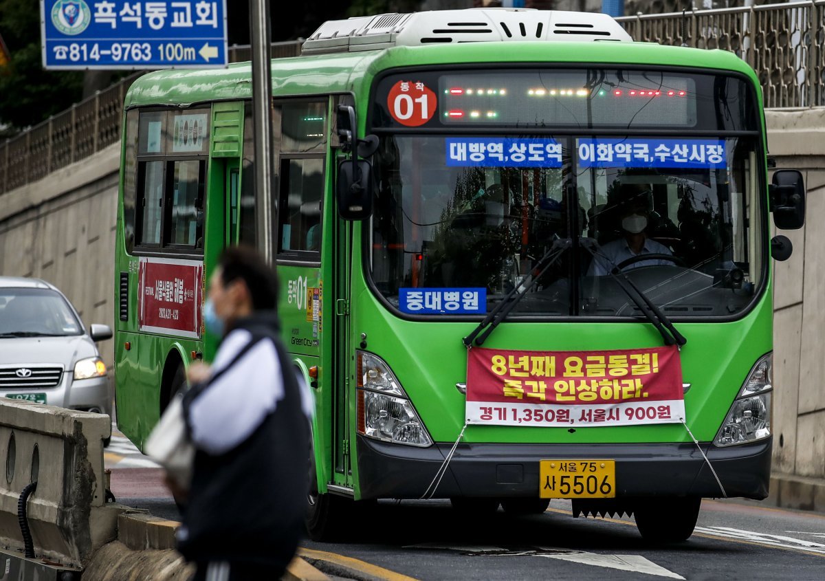 20일 서울시내를 지나는 마을버스에 “8년째 요금동결, 즉각 인상하라”라고 쓰인 현수막이 붙어있다. 서울마을버스조합은 “물가반영 없이 4년 전 수준으로 유지되는 운송원가 현실화와 8년째 동결된 요금 즉각 인상이 받아들여지지 않을 경우 환승시스템에서 탈퇴하겠다”고 밝혔다. 2023.04.20 서울=뉴시스