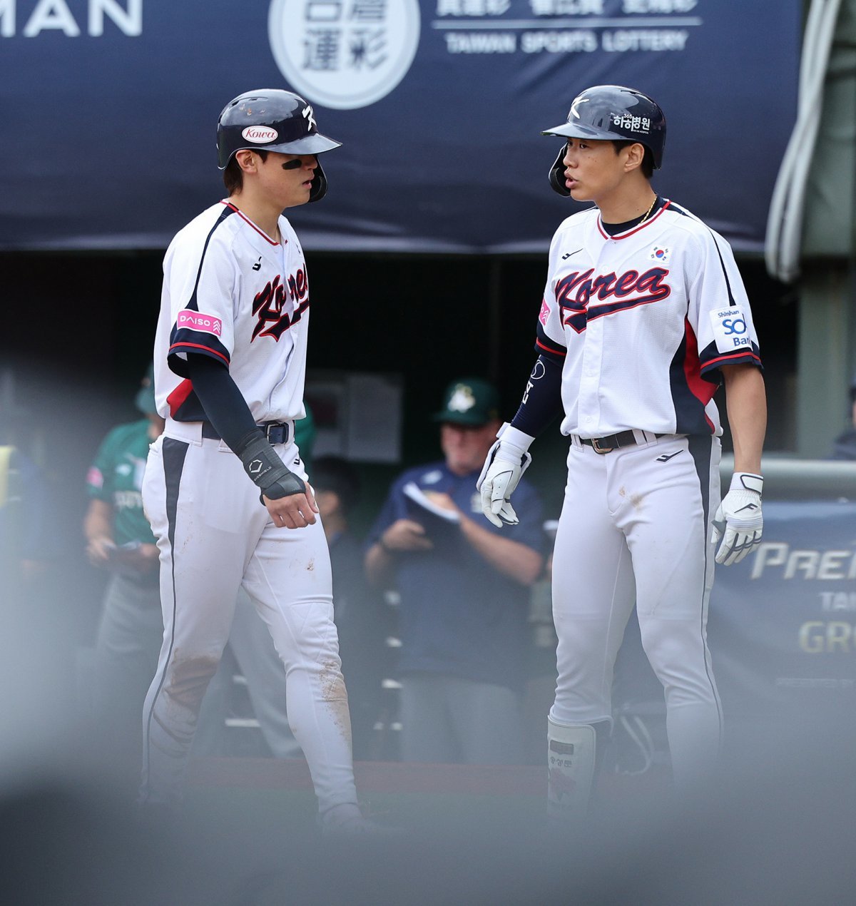 18일(현지시간) 오후 대만 타이베이시 톈무 야구장에서 열린 2024 WBSC 프리미어12 B조 예선 대한민국과 호주의 경기, 3회말 대한민국 공격 1사 2루 상황에서 2루자 김도영이 문보경의 내야안타 때 판단 실수로 홈에서 아웃된 뒤 송성문과 대화를 하고 있다. 2024.11.18 뉴스1