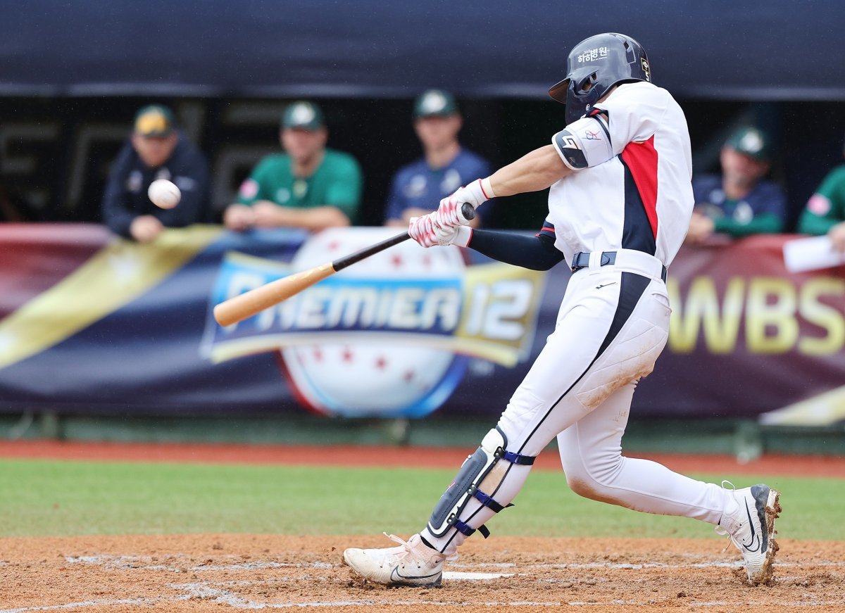 18일(현지시간) 오후 대만 타이베이시 톈무 야구장에서 열린 2024 WBSC 프리미어12 B조 예선 대한민국과 호주의 경기 6회말 대한민국 공격 2사 1루 상황에서 김도영이 투런 홈런을 치고 있다. 2024.11.18 뉴스1